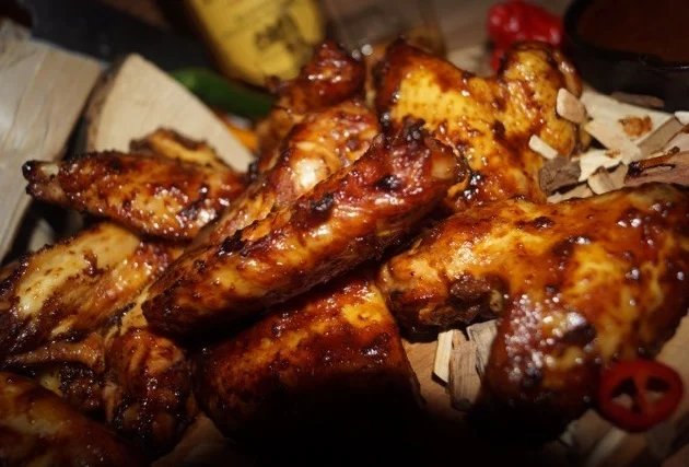 In Whisky-Barbecuesoße marinierte Chicken Wings – das pure Geschmackserlebnis! Bild 8 - KLAUWE BBQ