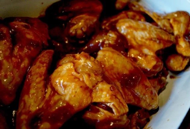In Whisky-Barbecuesoße marinierte Chicken Wings – das pure Geschmackserlebnis! Bild 6 - KLAUWE BBQ