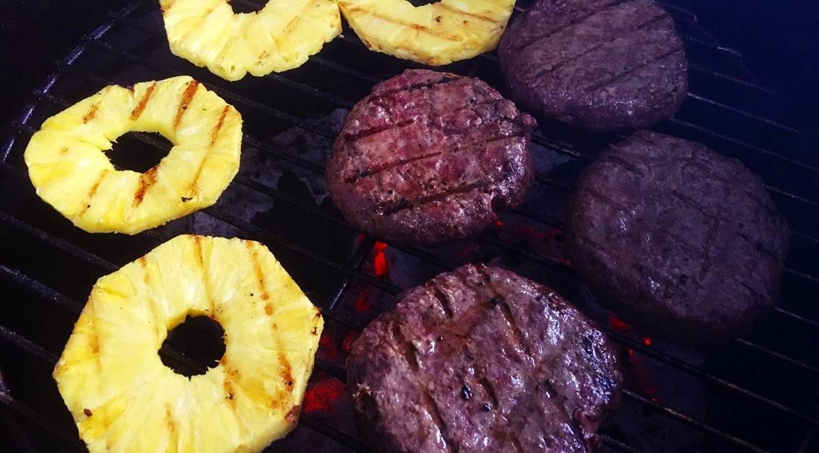 Bavette-Burger mit frischer Ananas &ndash; Dein BBQ-Highlight! Bild 2 - KLAUWE BBQ