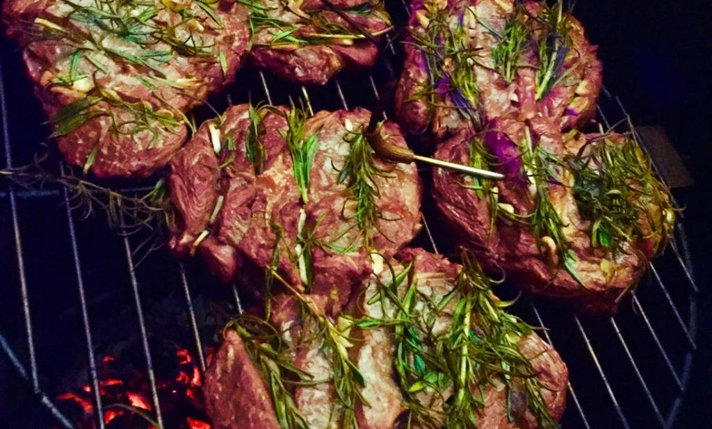 Ribeye mit Knoblauch und Rosmarin – Steakgenuss auf höchstem Niveau Bild 2 - KLAUWE BBQ